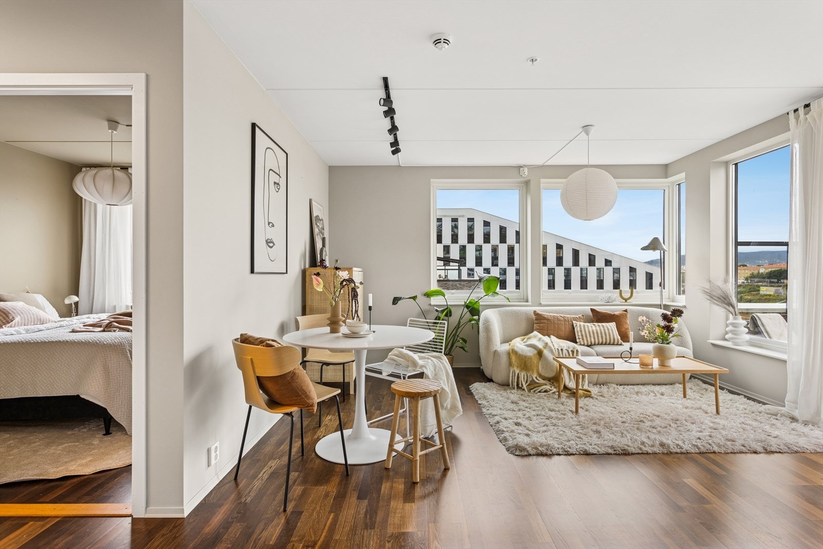 Dette er en moderne andelsleilighet med god planløsning. Nylig ble også flatene nymalte, både i stue og på soverom (tak,vegger og lister). Galleribilde