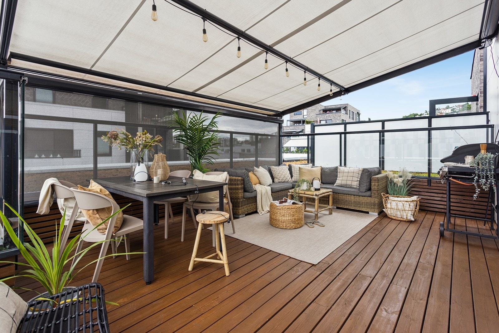 Her har du god plass til å invitere familie og venner til en hyggelig sommerdag. Galleribilde