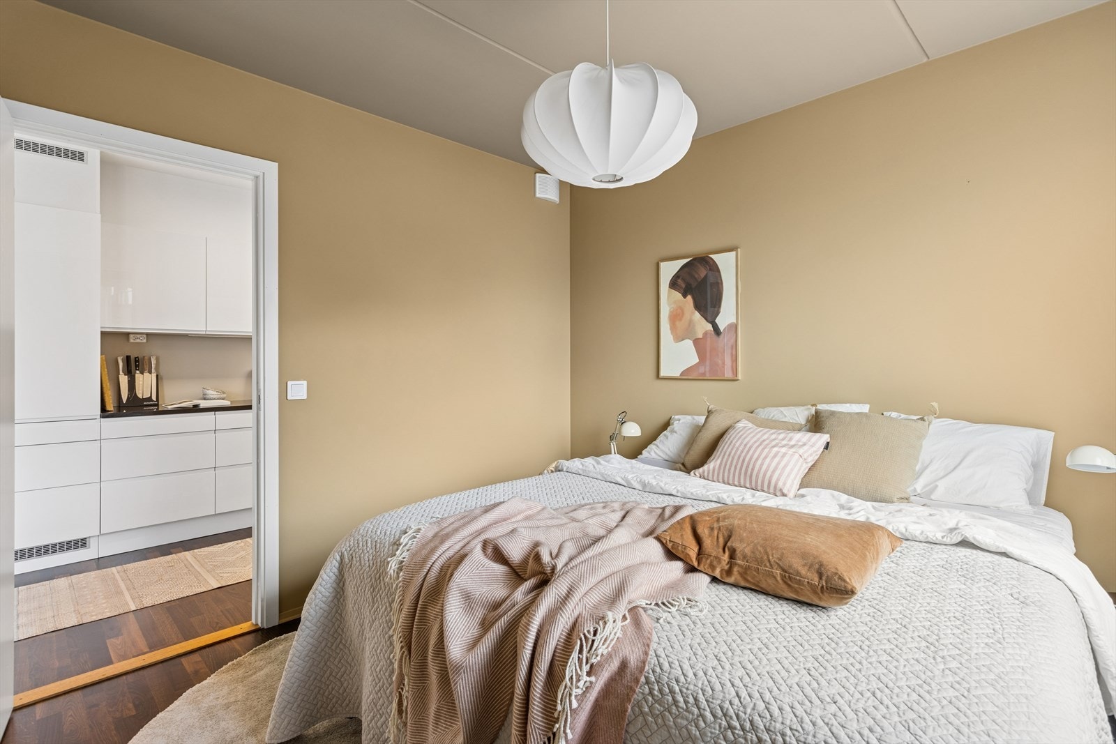 Soverommet har en god størrelse med plass til seng, garderobe og andre småmøbler. Galleribilde