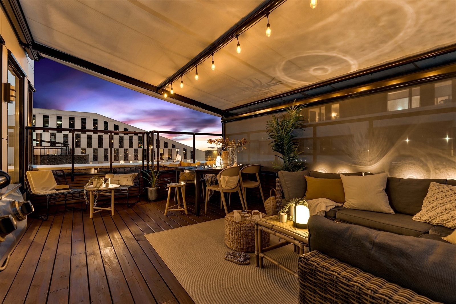 Lekker 2-roms toppleilighet helt nyoppført fra 2018 med hele 22 kvm privat solrik takterrasse. Heis og garasjeplass med el medfølger salget. Galleribilde