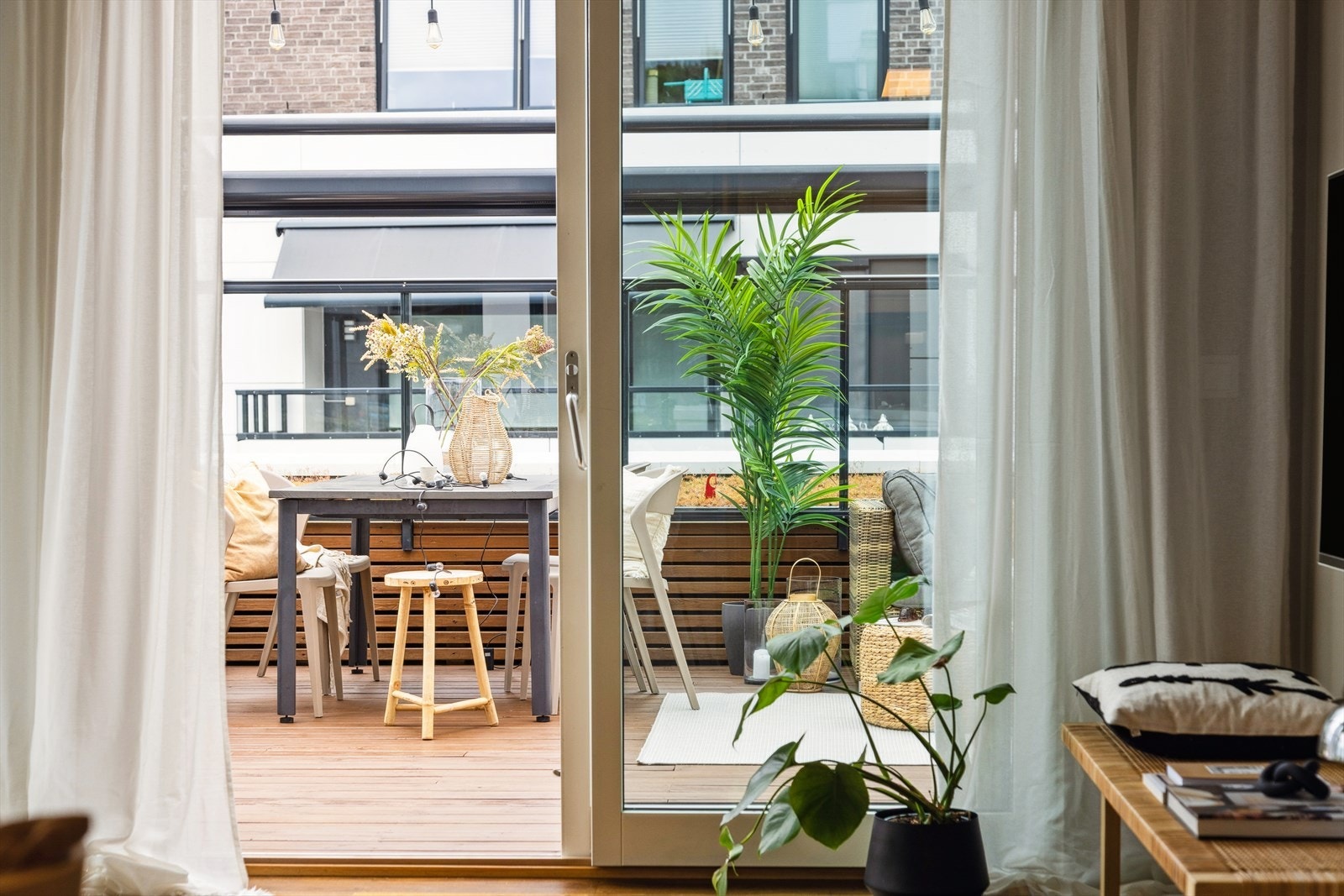 Fra stuen kommer du ut til terrassen som blir som en forlengelse av stuen. Galleribilde