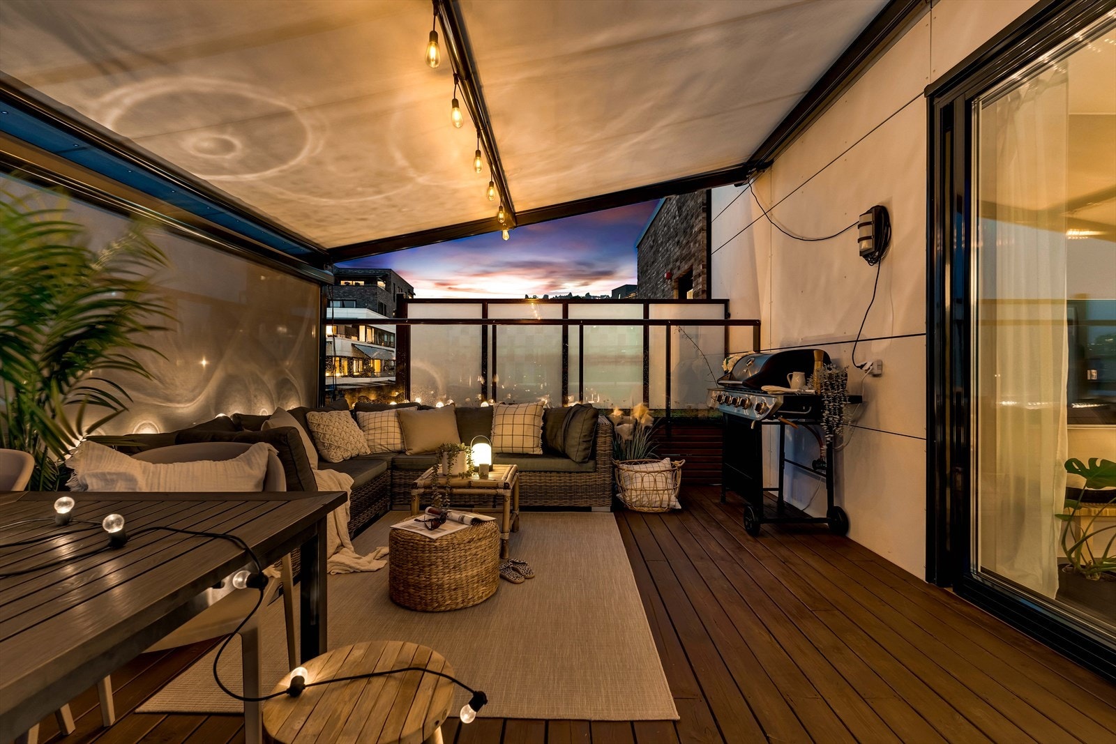 Den elektriske markisen gjør at du får en skjermet uteplass som kan benyttes større deler av året. Det er tillatt med både gass- og elektrisk grill. Bemerk deg at det er stikk kontakt uttak som bidrar til mulighet for hyggelig belysning ute på terrassen. Galleribilde