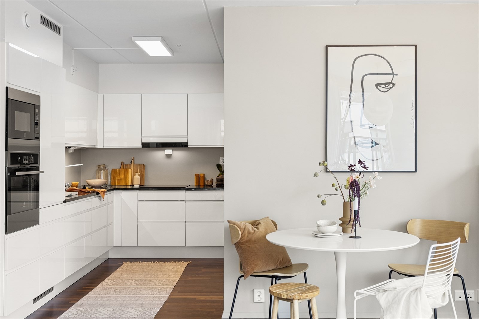 Kjøkkenet har en åpen løsning mot stuen, som gir en god romfølelse. Galleribilde