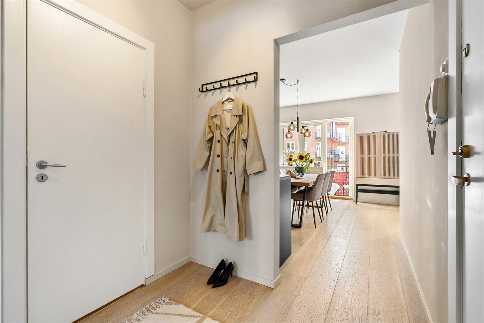 Hyggelig entré med plass til å henge fra seg yttertøy og oppbevaring av sko. Galleribilde