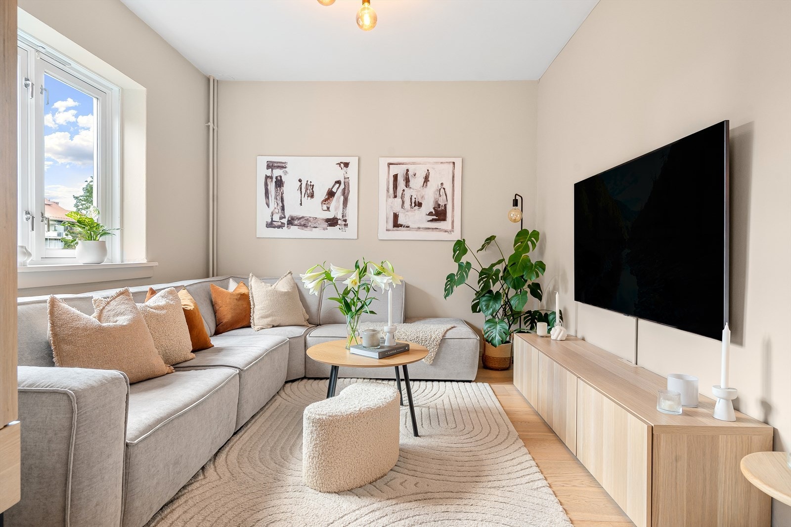 Her er det god plass til en stor sofaseksjon. Galleribilde