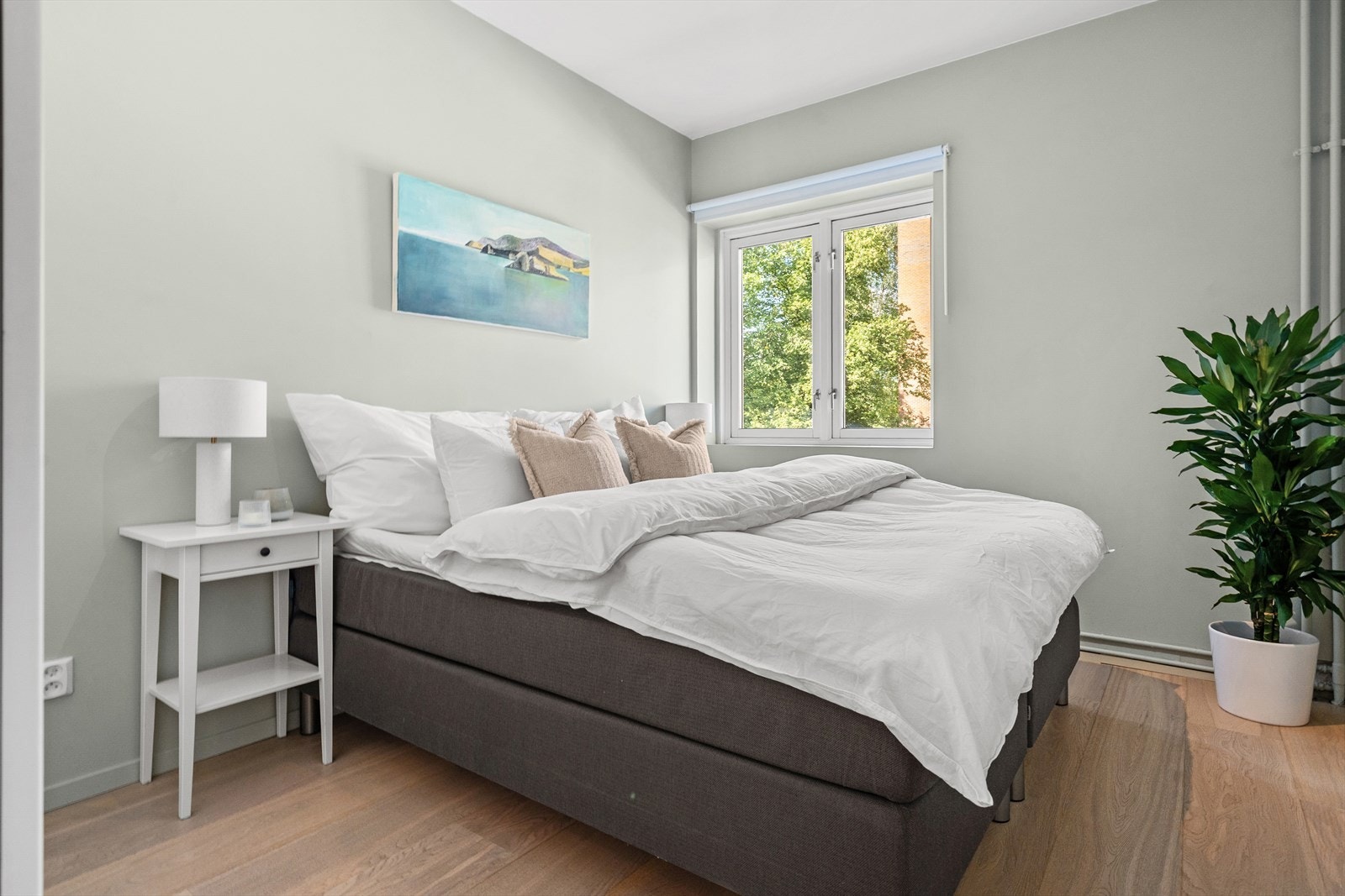 Innbydende og romslig hovedsoverom med god plass til stor dobbeltseng og nattbord på hver side. Galleribilde