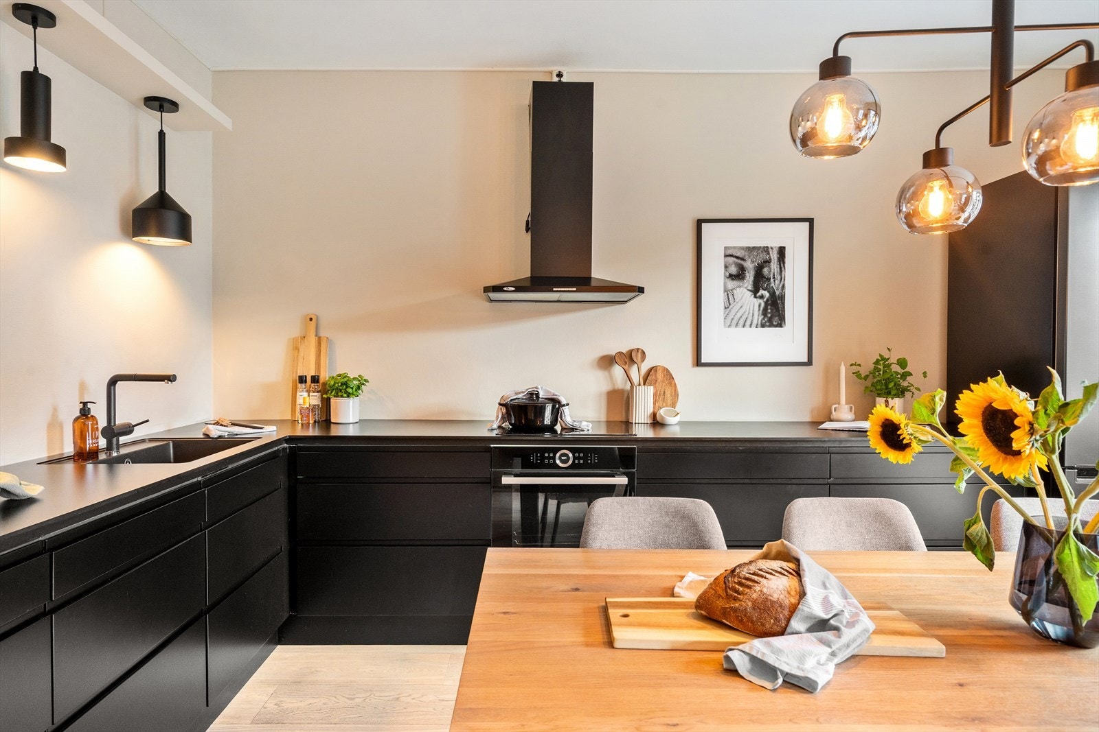 Glatte laminerte fronter, laminert benkeplate med nedsenket oppvaskkum og ett-greps blandebatteri og integrerte hvitevarer. Galleribilde