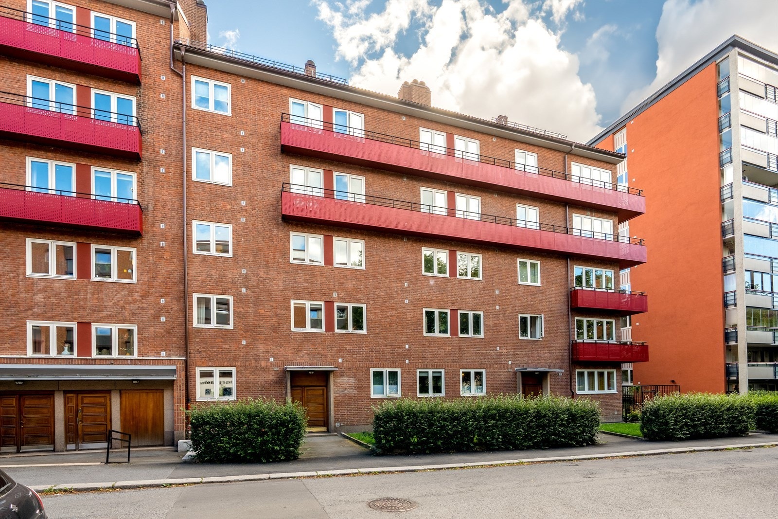 Leiligheten har en attraktiv beliggenhet, innerst i blindvei på Rosenhoff, godt tilbaketrukket fra Trondheimsveien. Galleribilde