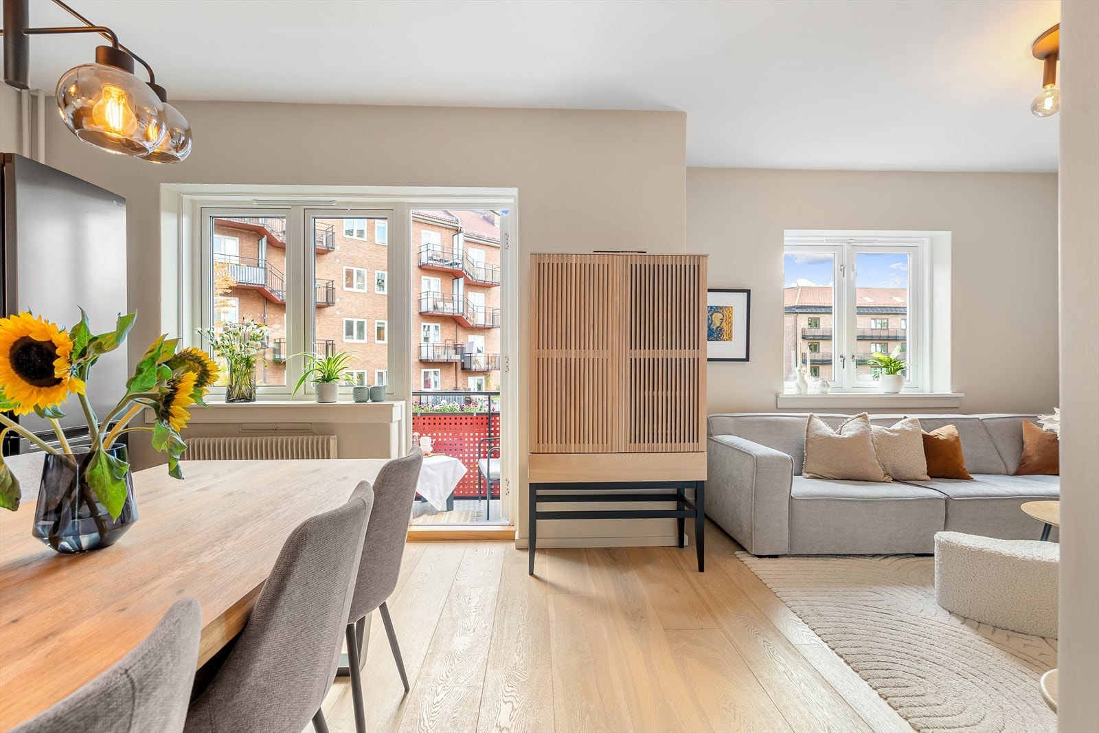 Store vindusflater sørger for optimale lysforhold og gir en god atmosfære til oppholdsrommet. Galleribilde