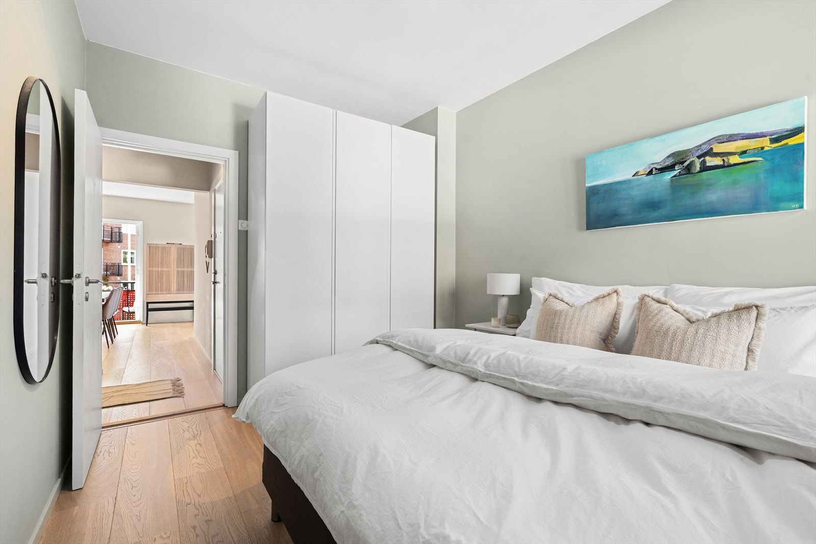 Rommet er utstyrt med et romslig garderobeskap. Galleribilde