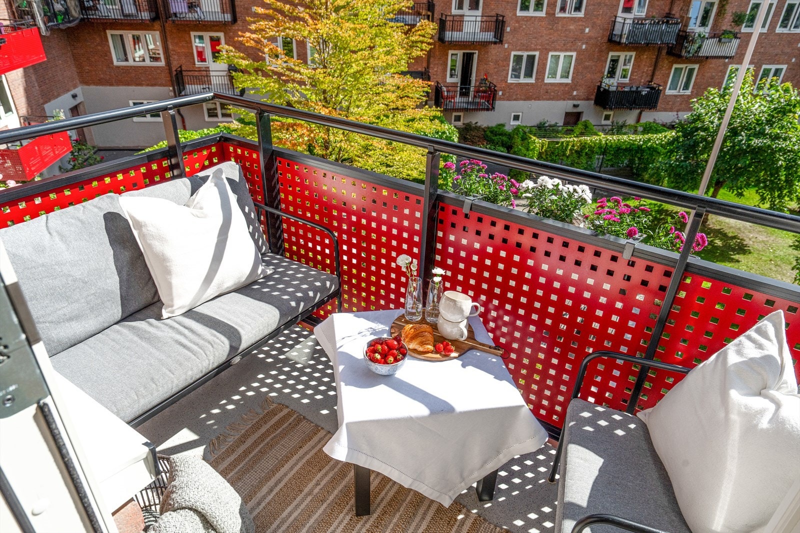 Her kan kaffekoppen nytes med utsyn mot en skjermet og idyllisk bakgård. Galleribilde