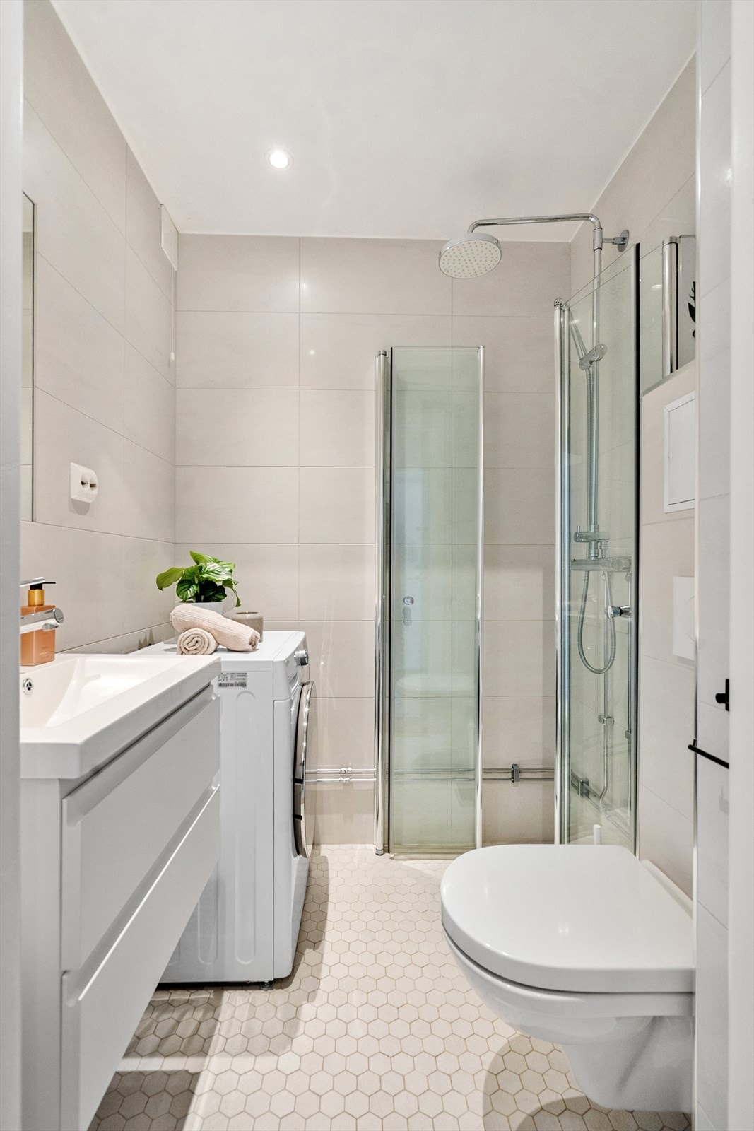 Delikat og flislagt bad med gulvvarme og opplegg til vaskemaskin. Galleribilde