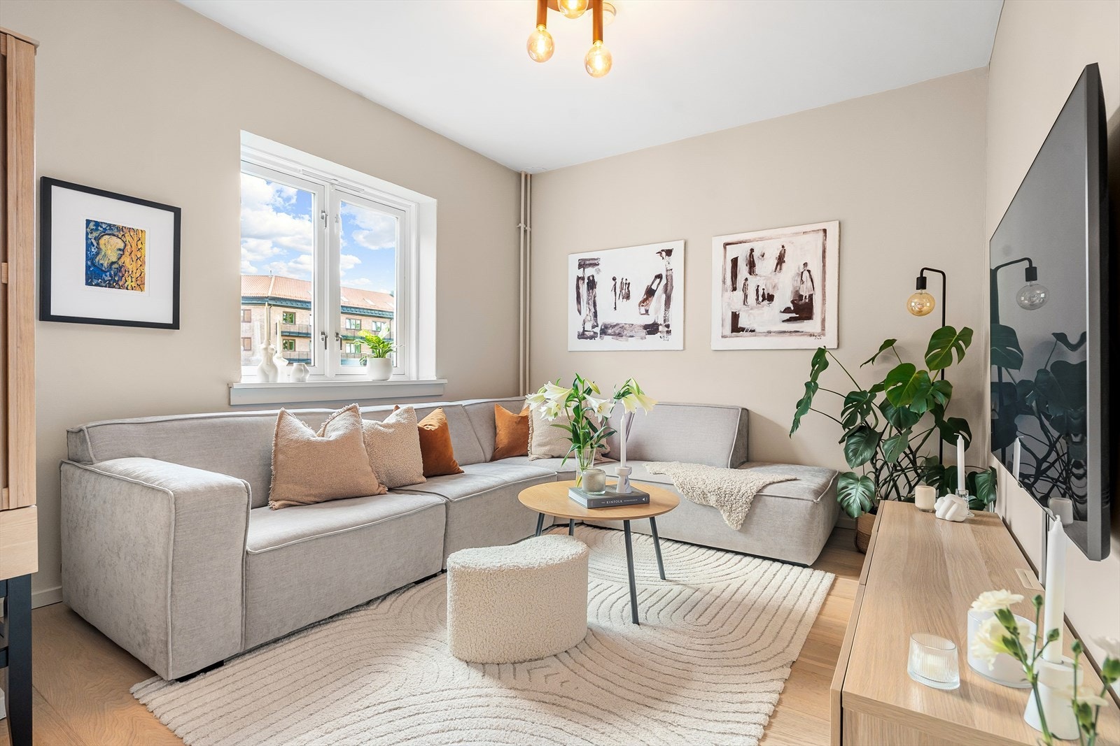 Romslig og sosial kjøkken- og stueløsning med naturlig adskilte "soner". Galleribilde