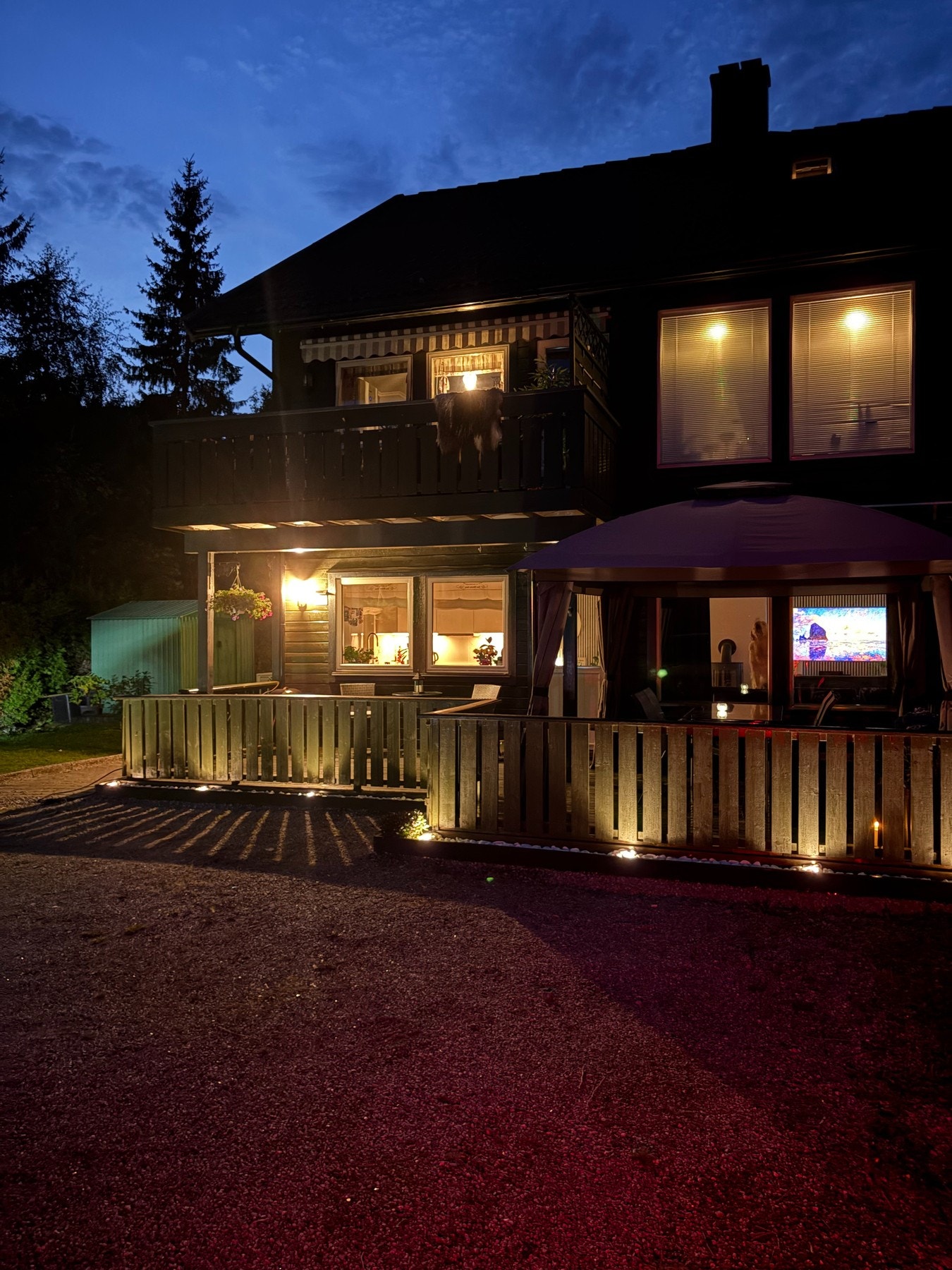 Selgers private bilder av leiligheten på kveldstid. Galleribilde