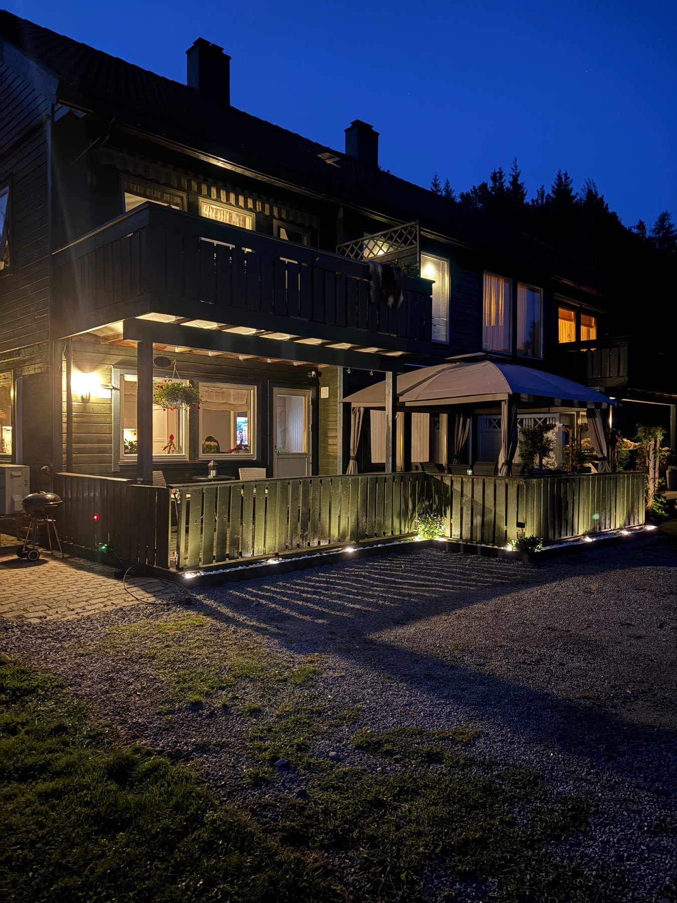 Selgers private bilder av leiligheten på kveldstid. Galleribilde