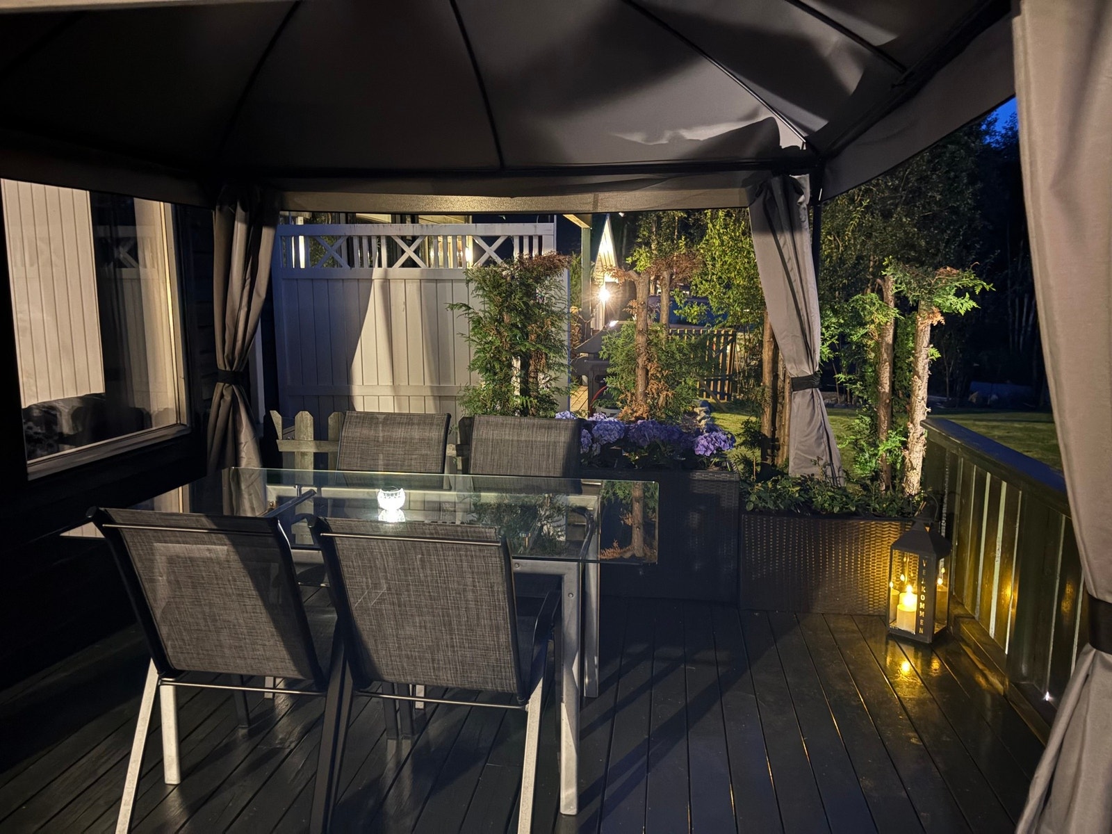 Selgers private bilder av leiligheten på kveldstid. Galleribilde