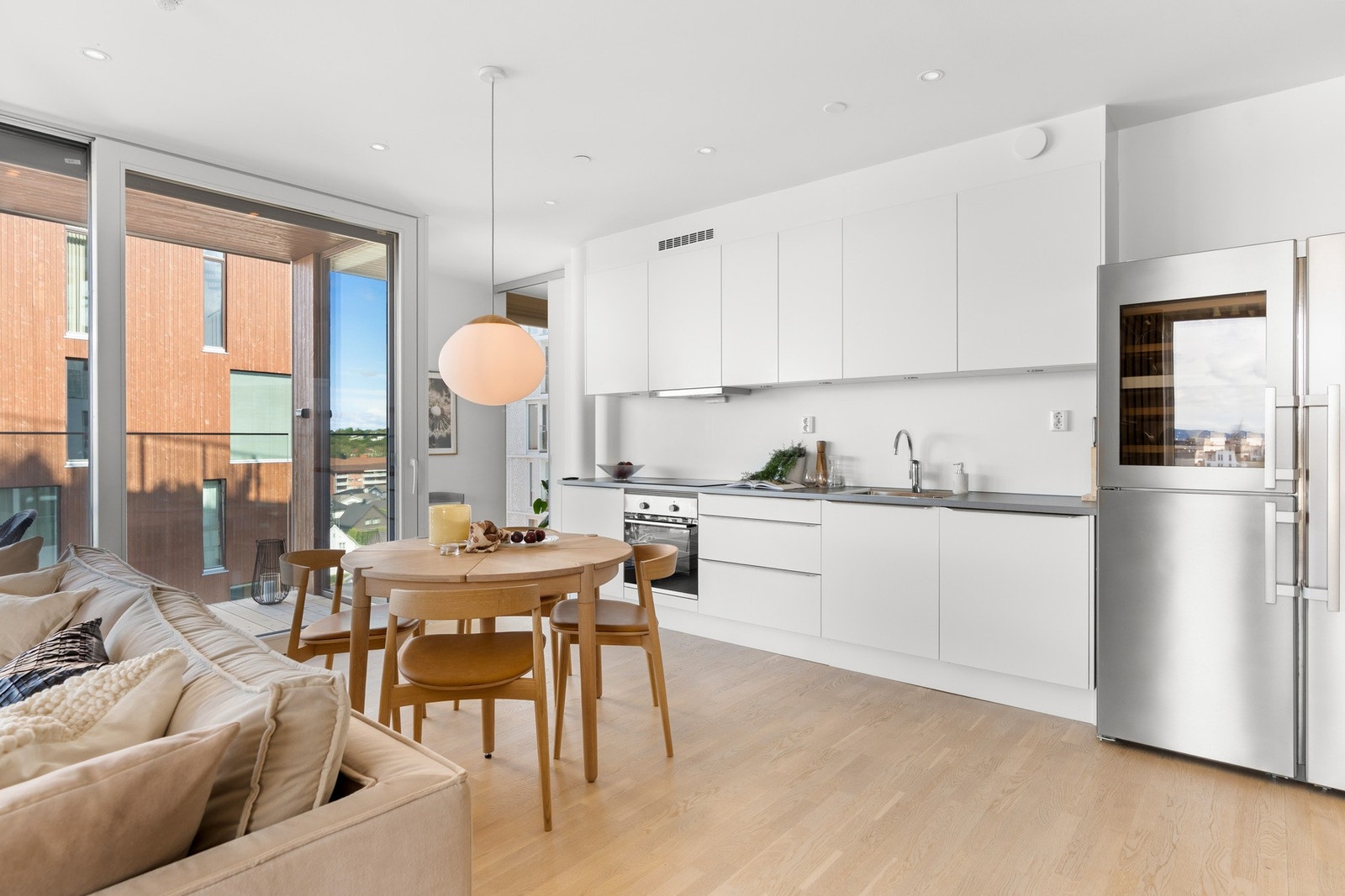 Kjøkkenet ligger i åpen løsning mot stuen - ypperlig for en moderne hverdag. Galleribilde