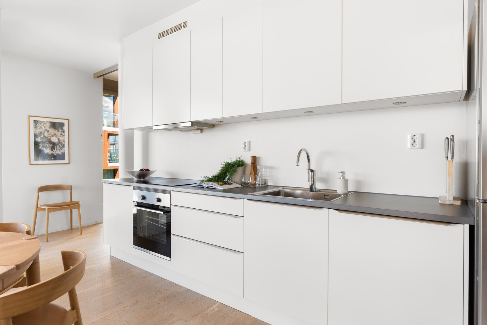 Tidsriktig innredning fra Sigdal med hvite, glatte fronter. Galleribilde