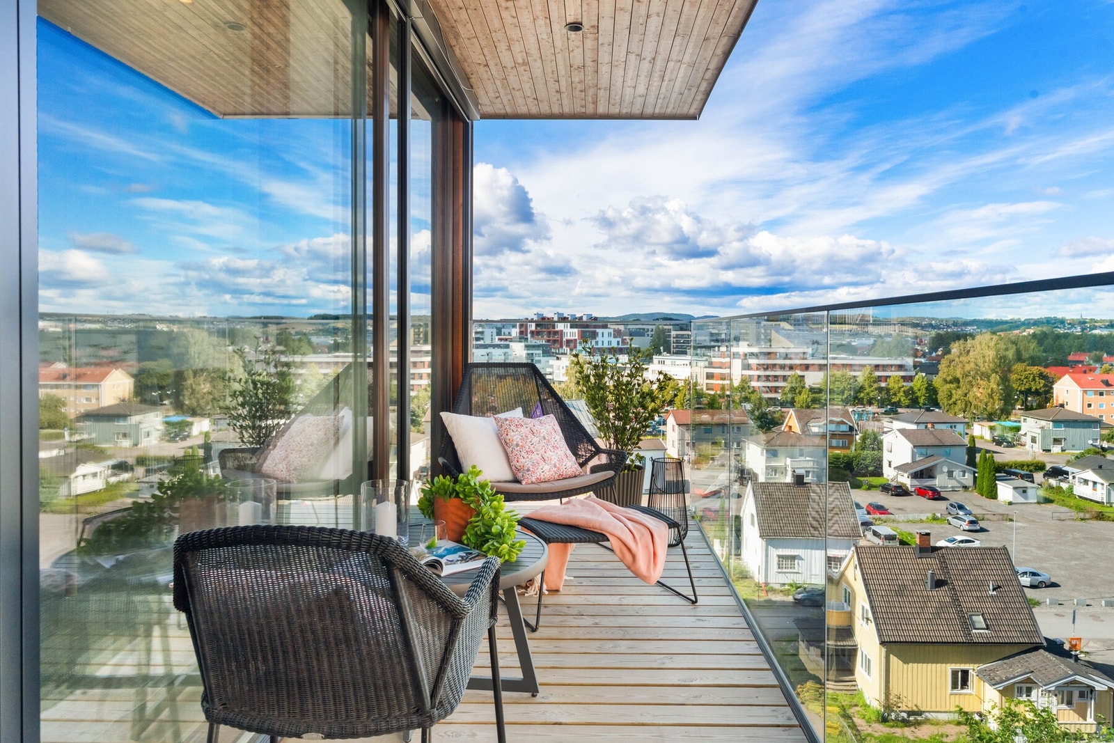 Lekker og stilren 3-roms hjørneleilighet i 6.etg fra 2021 med suveren utsikt! Galleribilde