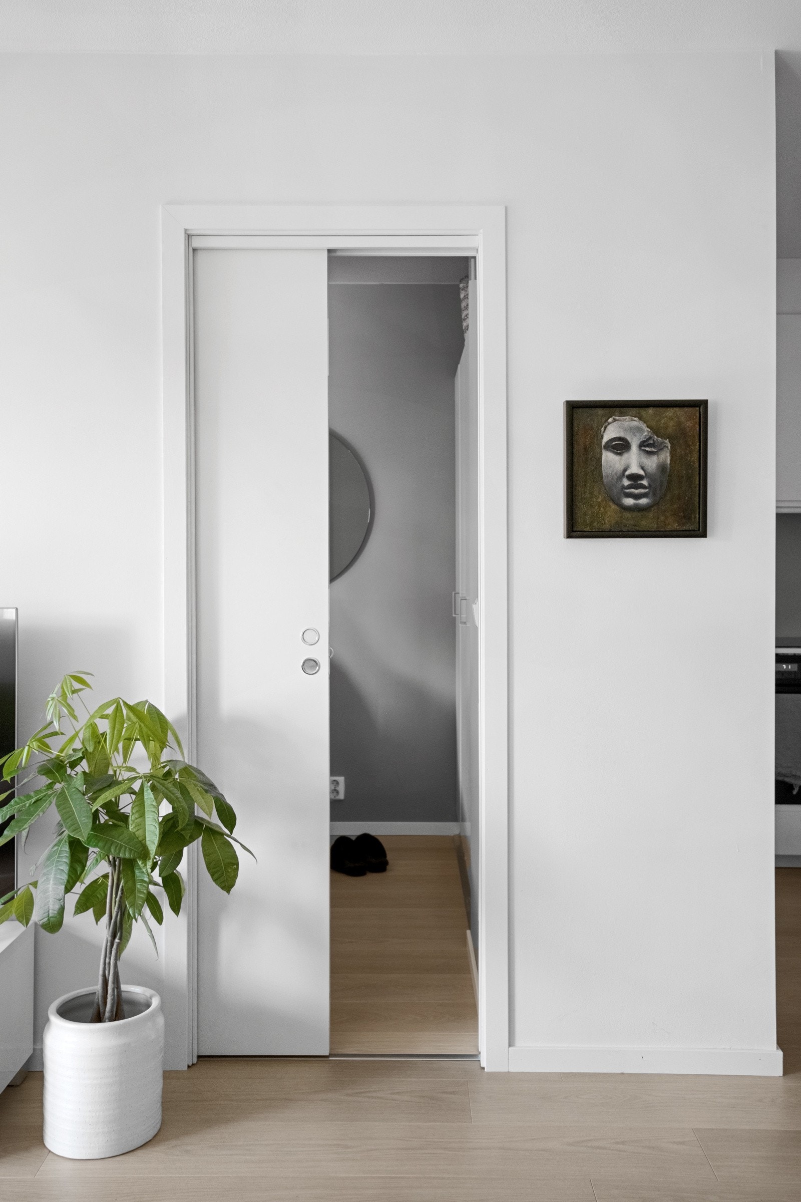 Lyse farger og rikelig med dagslys gir en nydelig atmosfære i boligen. Galleribilde
