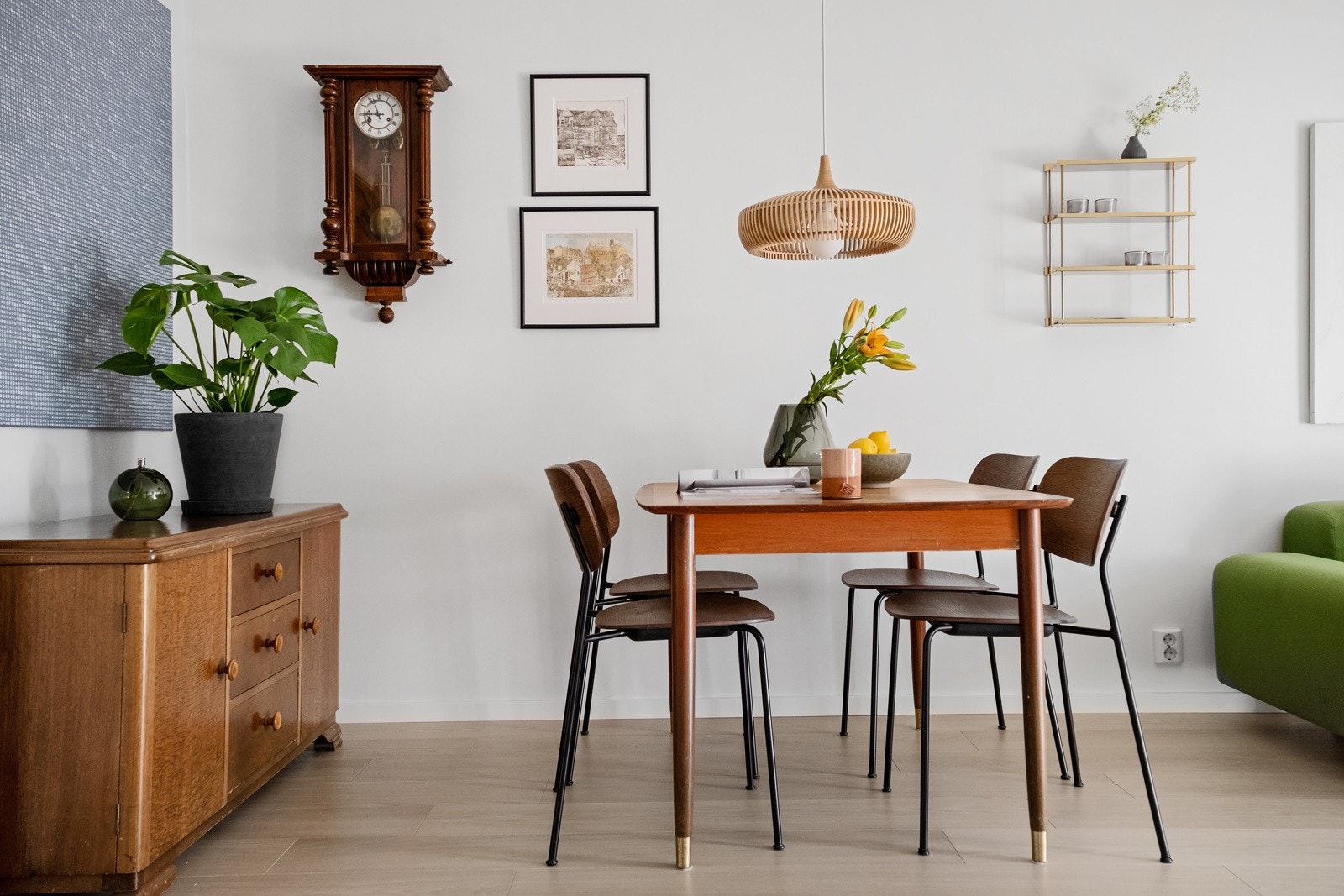 Stuen har plass til eget spisebord. Galleribilde