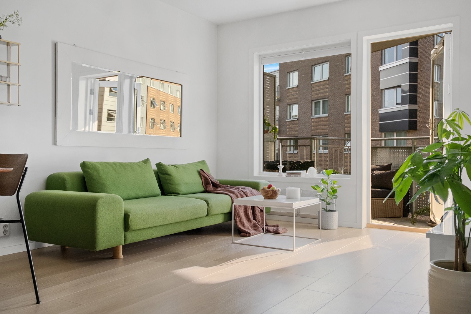 Stuen får rikelig med naturlig dagslys. Galleribilde