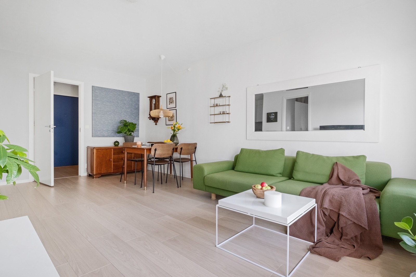 Stuen har god plass til en behagelig sittegruppe. Galleribilde