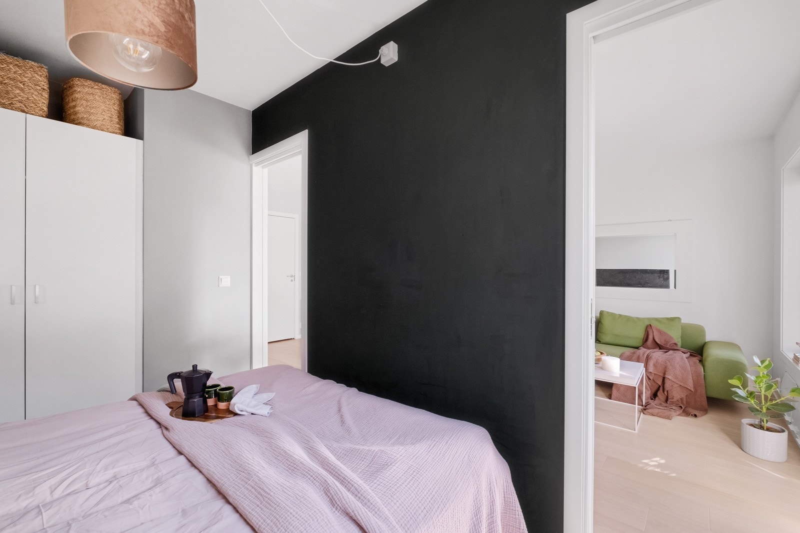 Soverommet har adkomst via to praktiske og plassbesparende skyvedører. Galleribilde