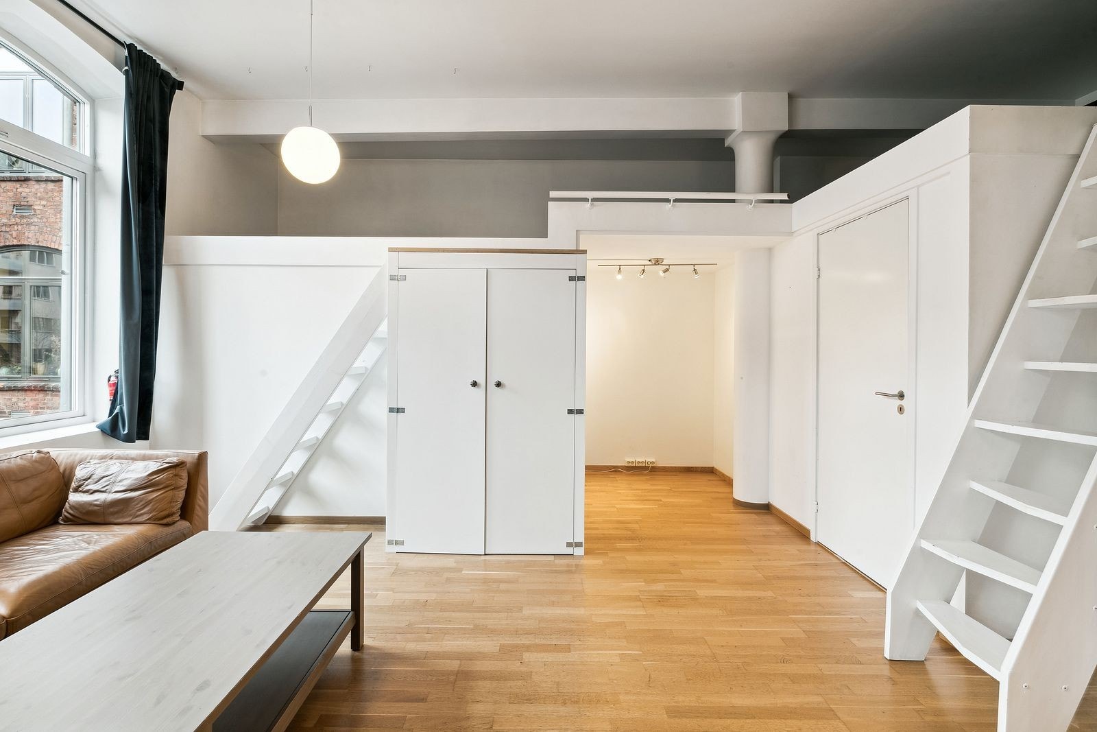 Koselig krok som kan benyttes som hjemmekontor eller spiseplass. Galleribilde
