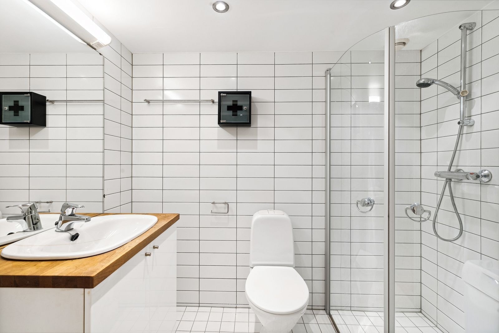Morderne, flislagt bad med varmekabler.Vaskemaskin. Galleribilde
