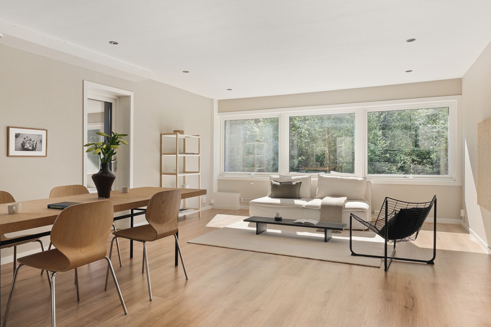 Solheimslien 26 presenteres av EIE eiendomsmegling ved Joakim Wiik Bjerknes. Galleribilde