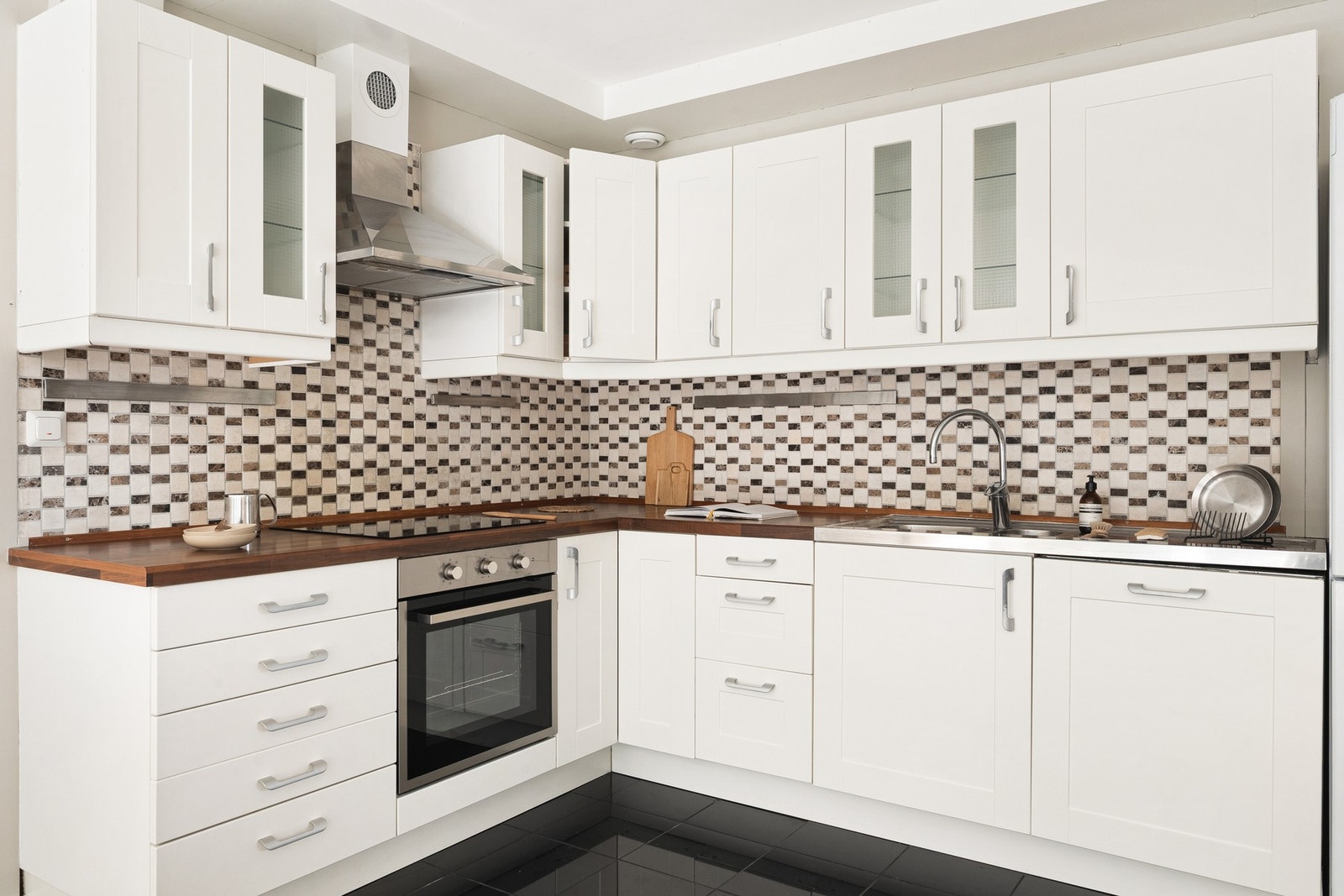 Fint kjøkken med integrert stekeovn, platetopp og oppvaskmaskin og plass til kjøleskap. Galleribilde