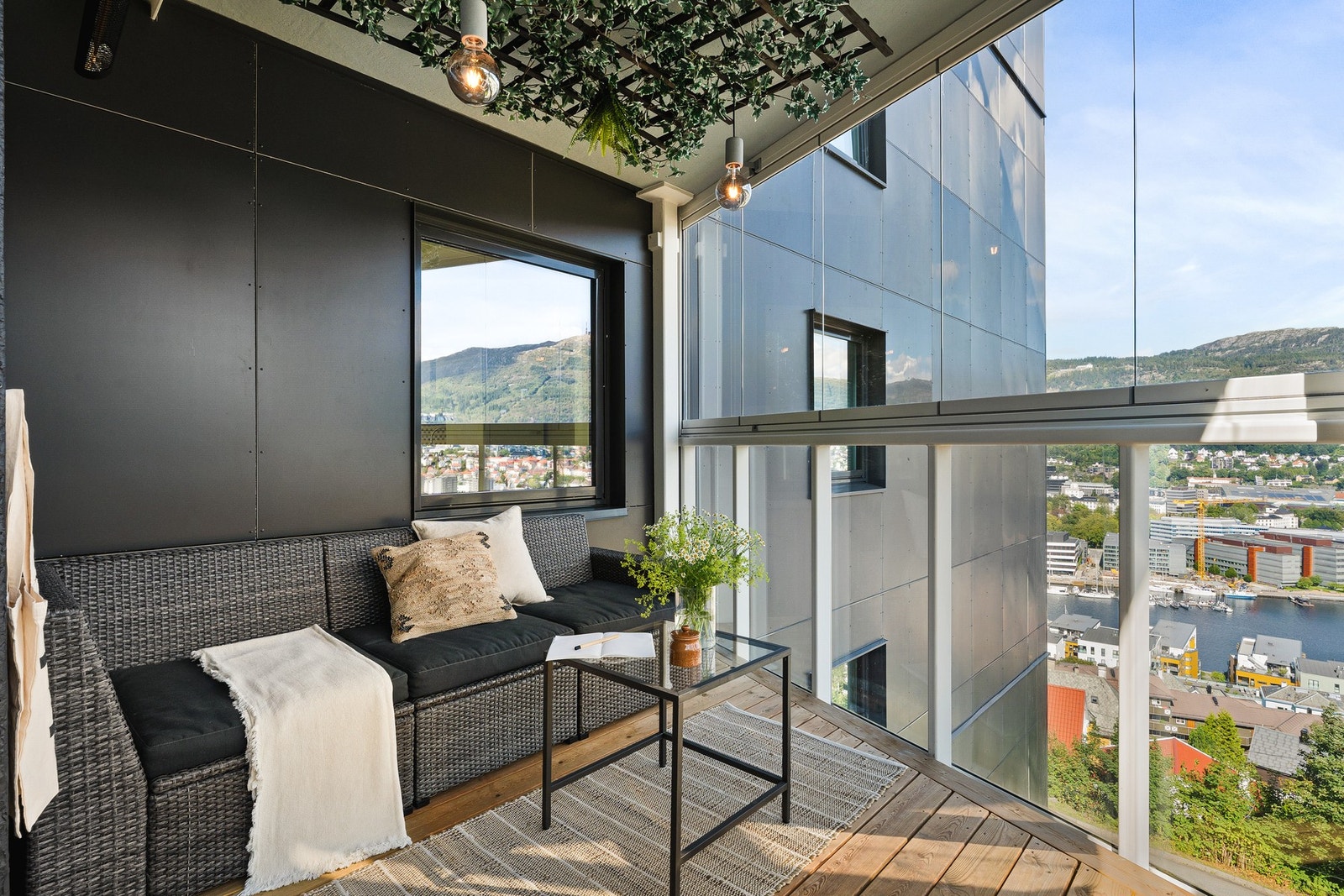 Ettersom balkongen er innglasset har man større bruksmuligheter og kan benyttes året rundt. Galleribilde