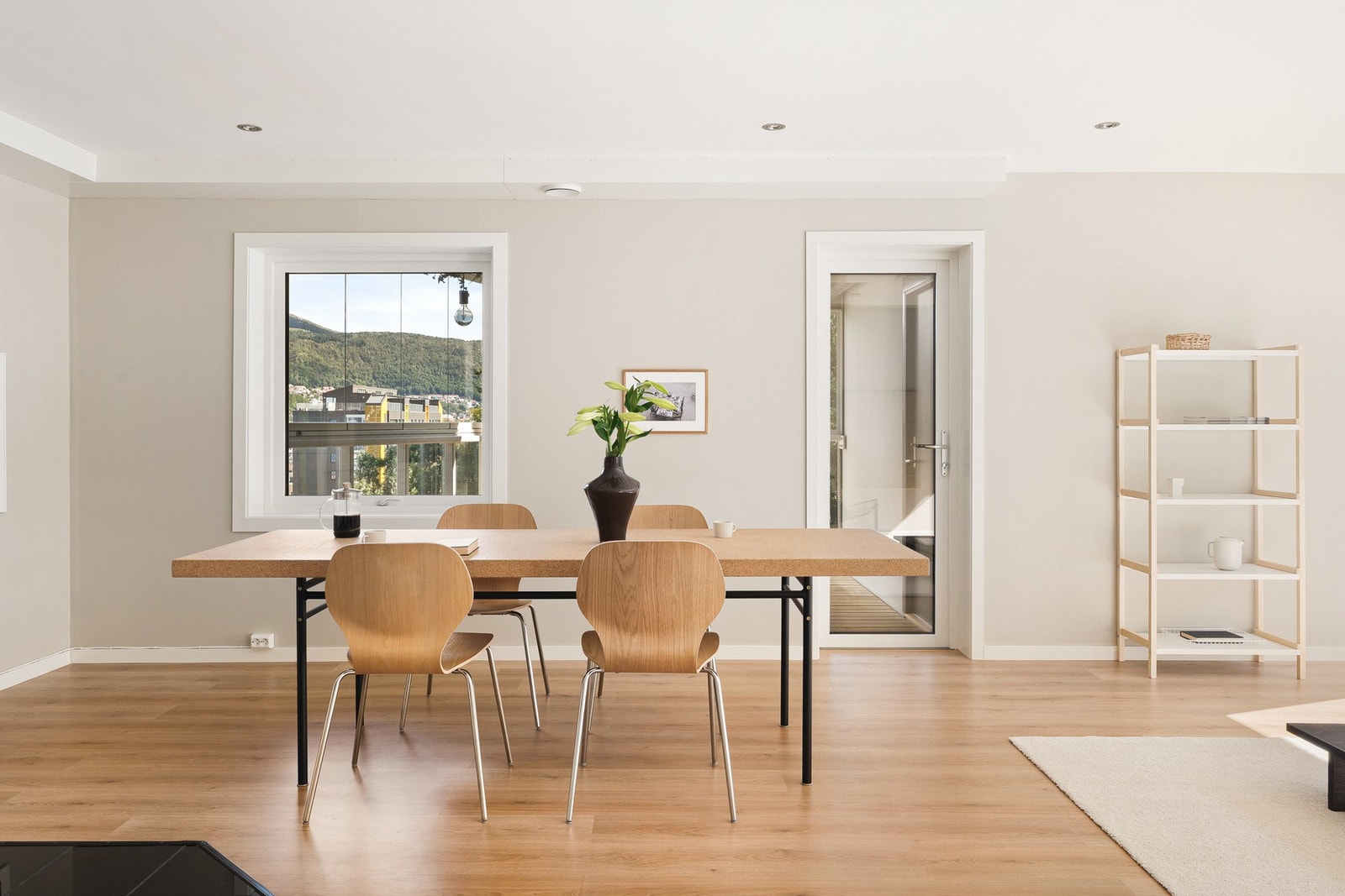 I stuen er det radiator med fjernvarme. Galleribilde