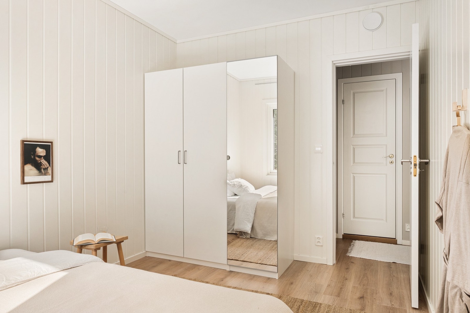 Her er det god plass til dobbeltseng, garderobe og tilhørende møblement. Galleribilde