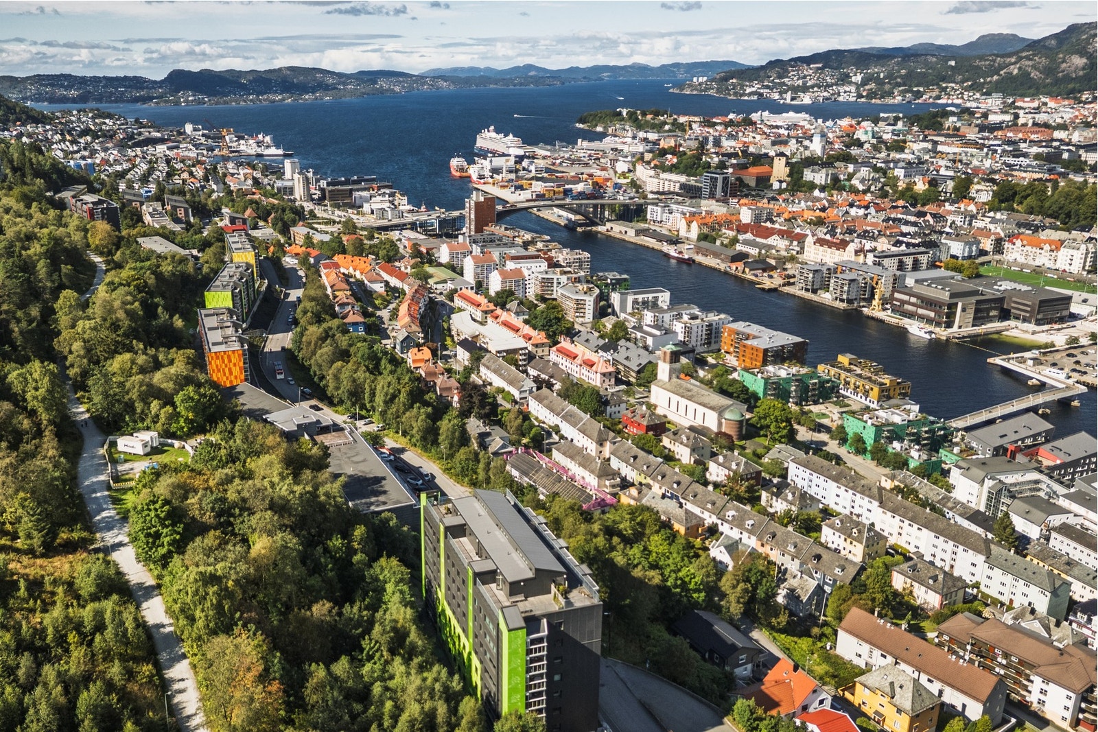 Leiligheten har en ypperlig beliggenhet med både nærhet til flotte turområder og sentrums yrende liv. Galleribilde