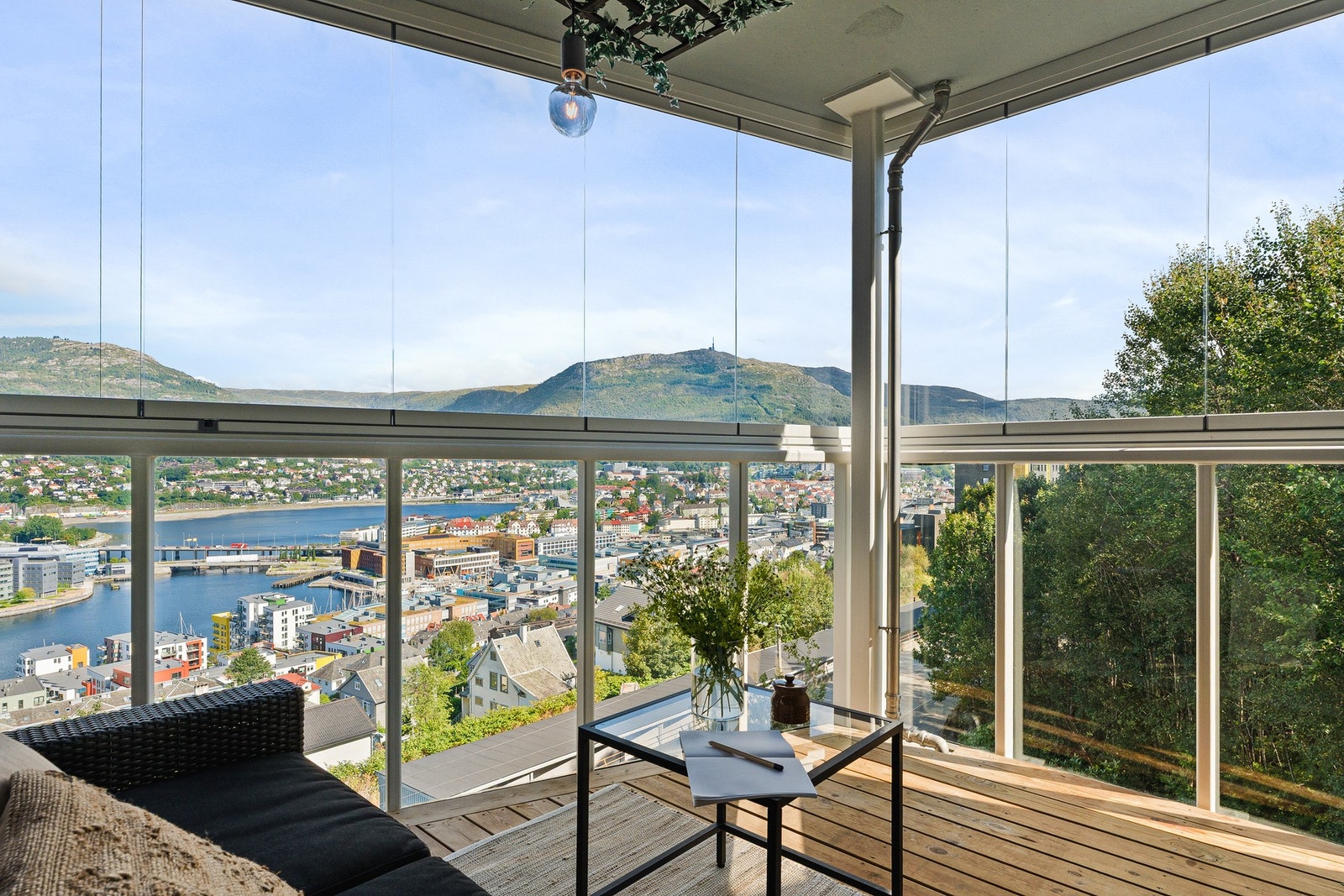 Leiligheten har en nydelig innglasset balkong med vakker utsikt. Galleribilde