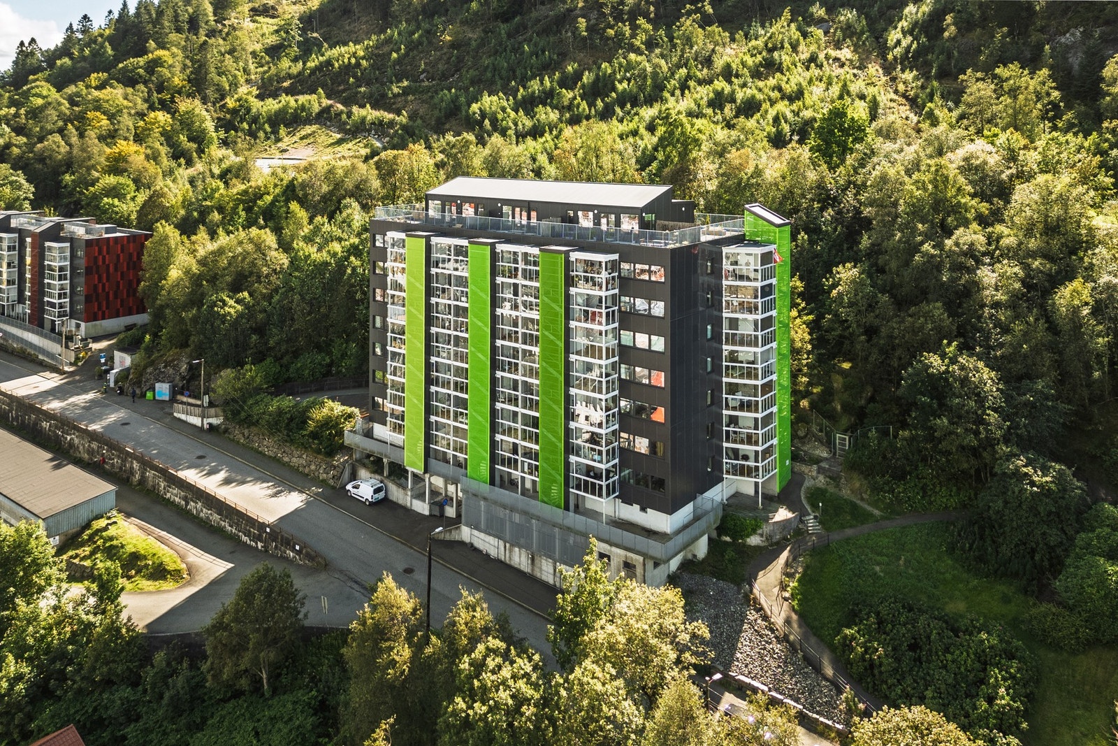 I 2019/2020 hadde borettslaget en omfattende oppgradering med nytt tak, etablering/utvidelse av innglasset balkong, nye vinduer og ny fasade med etterisolering. Galleribilde