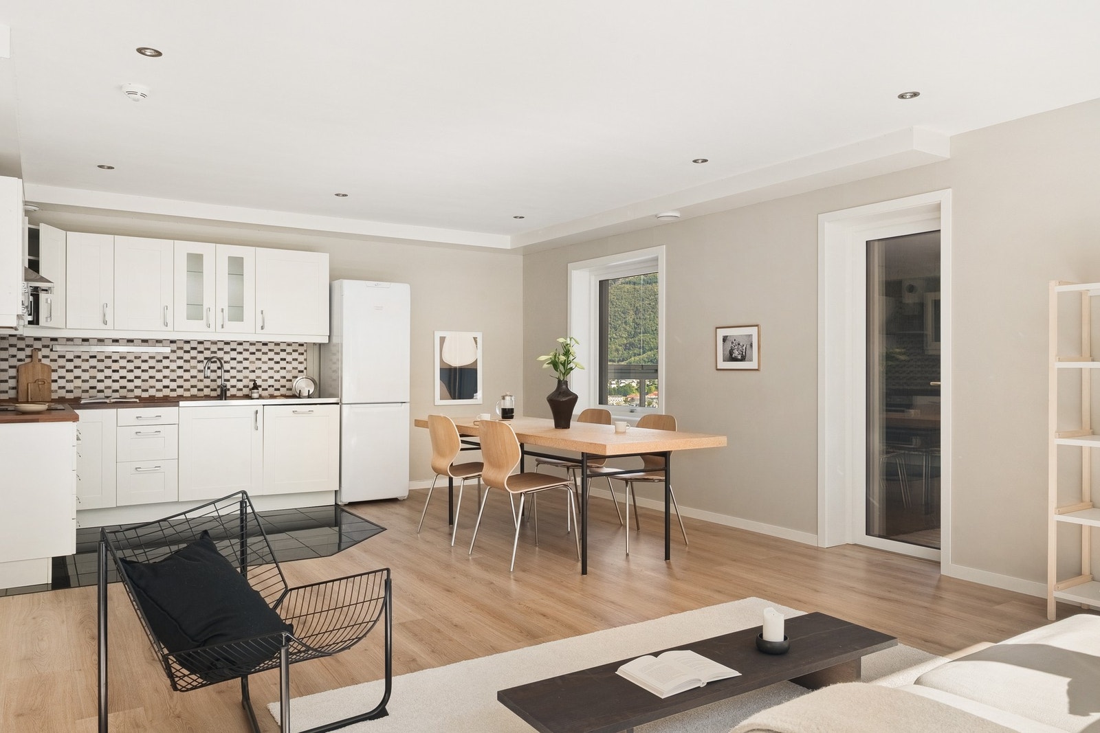 Sentralvarme, varmtvann og grunnpakke tv/internett er inkludert i felleskostnadene. Galleribilde