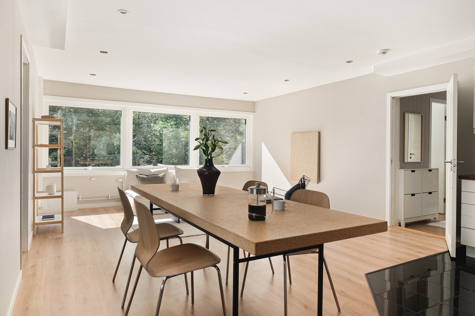 Stuen har vindusflater i 2 retninger, dette sørger for godt med naturlig lysinnslipp. Vinduene var ny i 2019/2020. Galleribilde