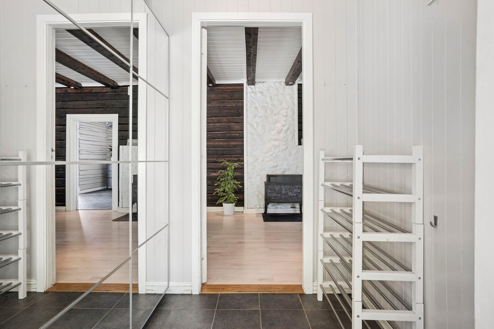 Hverdags-inngangen er utstyrt med dobbel skyvedørsgarderobe og flislagt gulv. Galleribilde