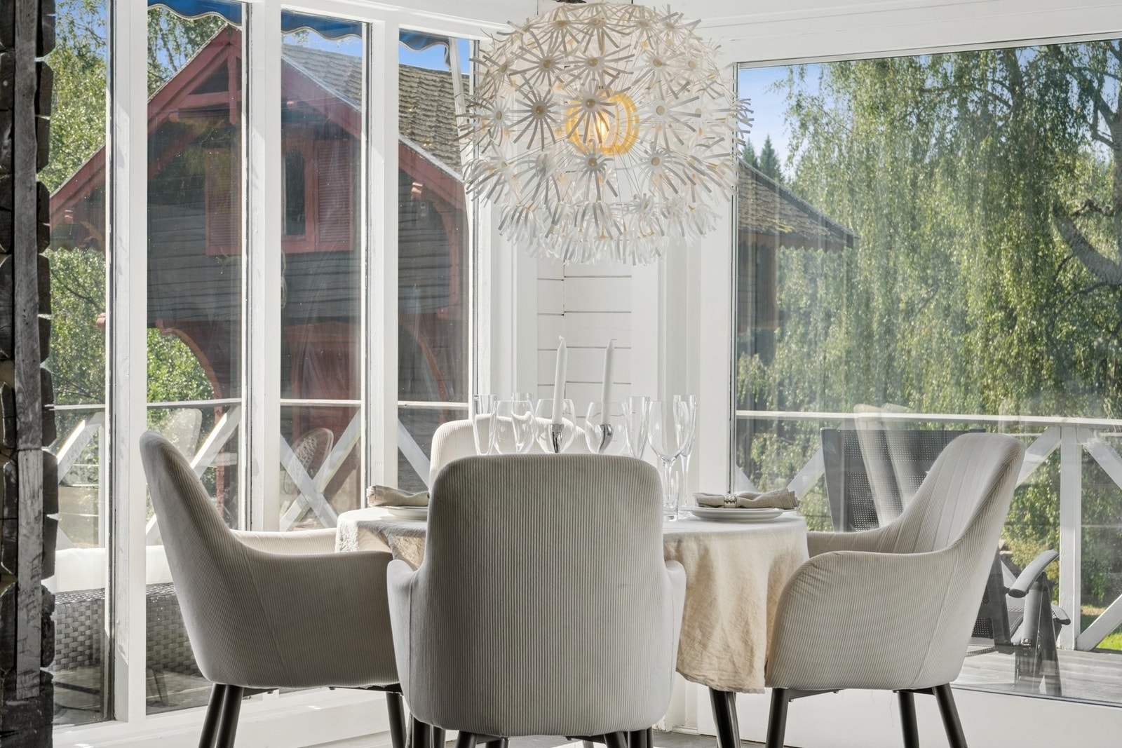 Spisestue med utsyn til grøntområder. Galleribilde