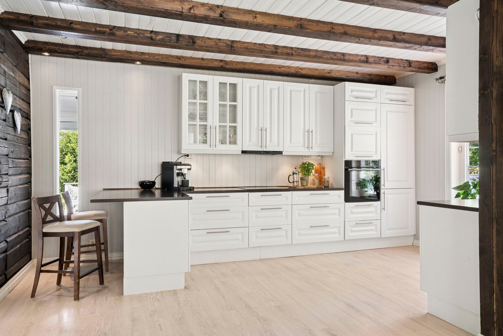 Klassisk kjøkken med er landlig preg med bjelker. Galleribilde