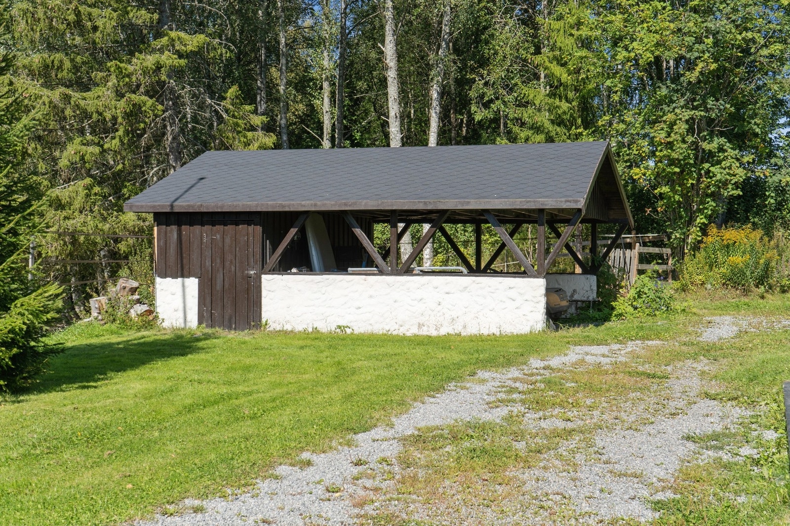 Det er også oppført en praktisk carport med tilhørende bod. Galleribilde