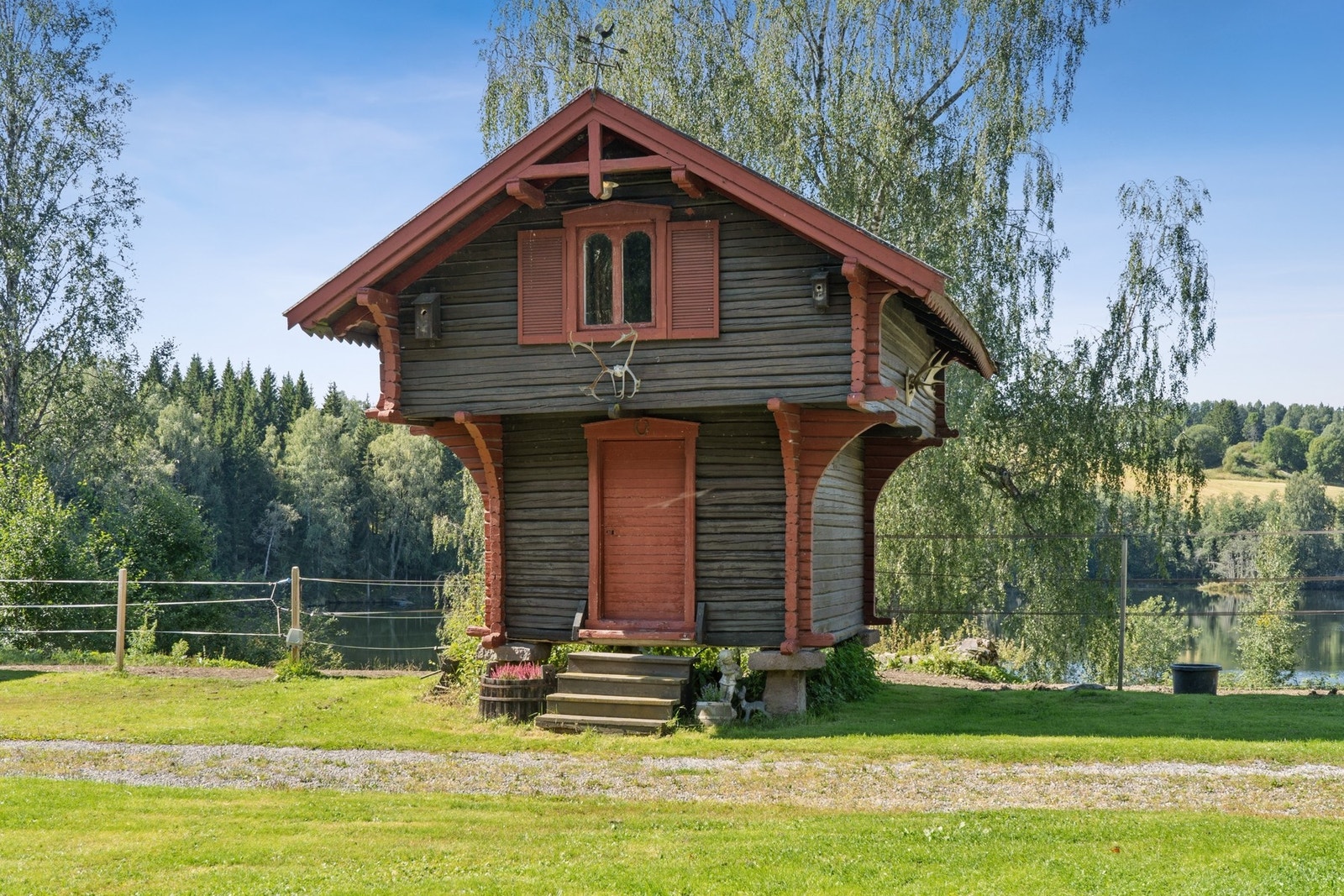 I tillegg står et sjarmerende stabbur og et anneks som gir ekstra bruks- og oppbevaringsmuligheter. Galleribilde