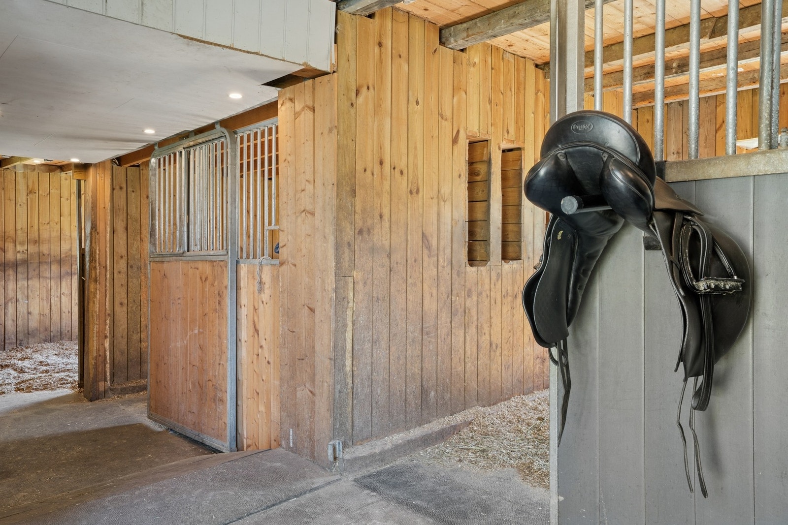 Eiendommen har en stall med 4 (mulighet for 6) bokser, hvorav to av dagens bokser er romslige og tilrettelagt for følling. Galleribilde