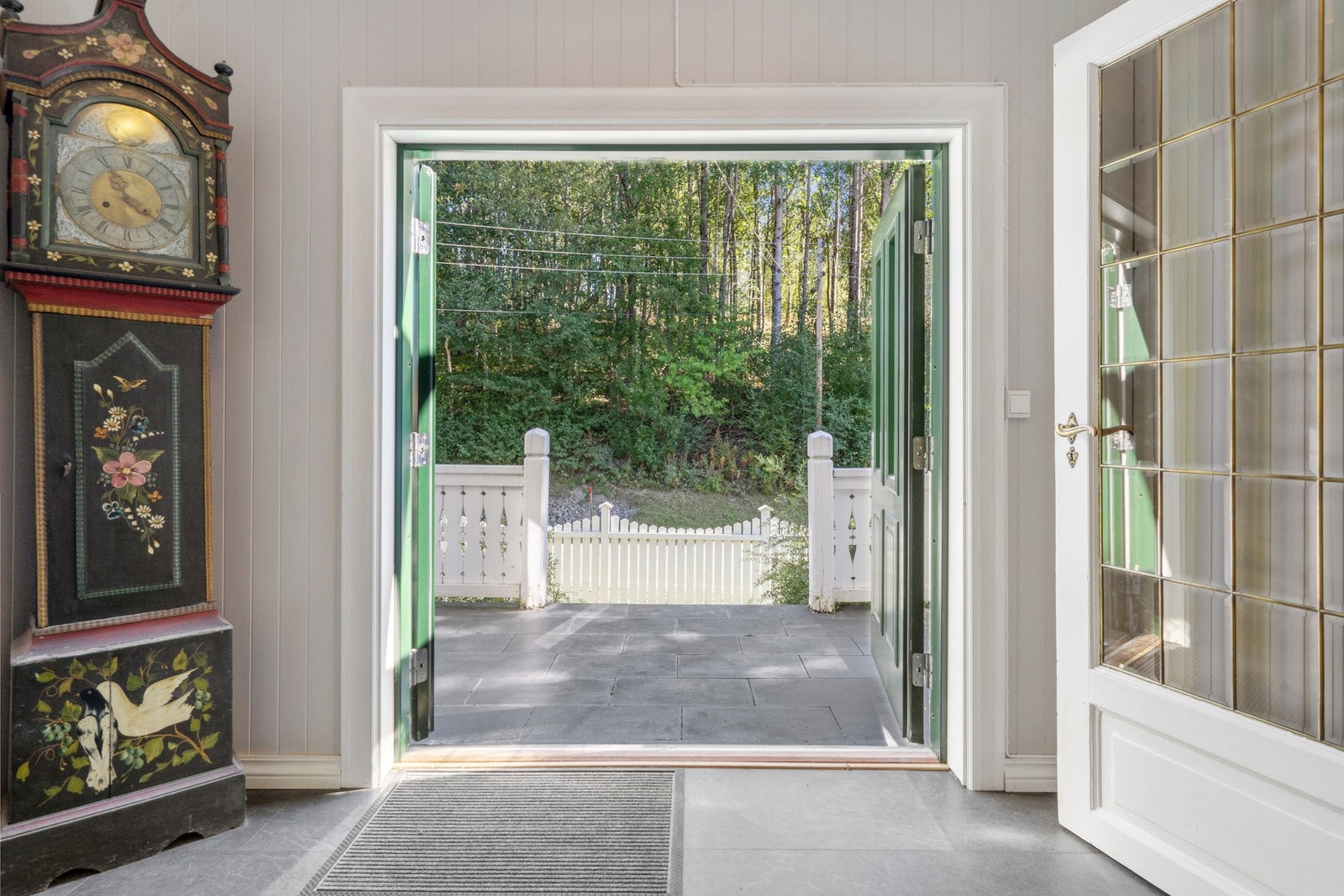 Boligen ønsker deg velkommen med en lys og trivelig entré/hall med flislagt gulv. Galleribilde