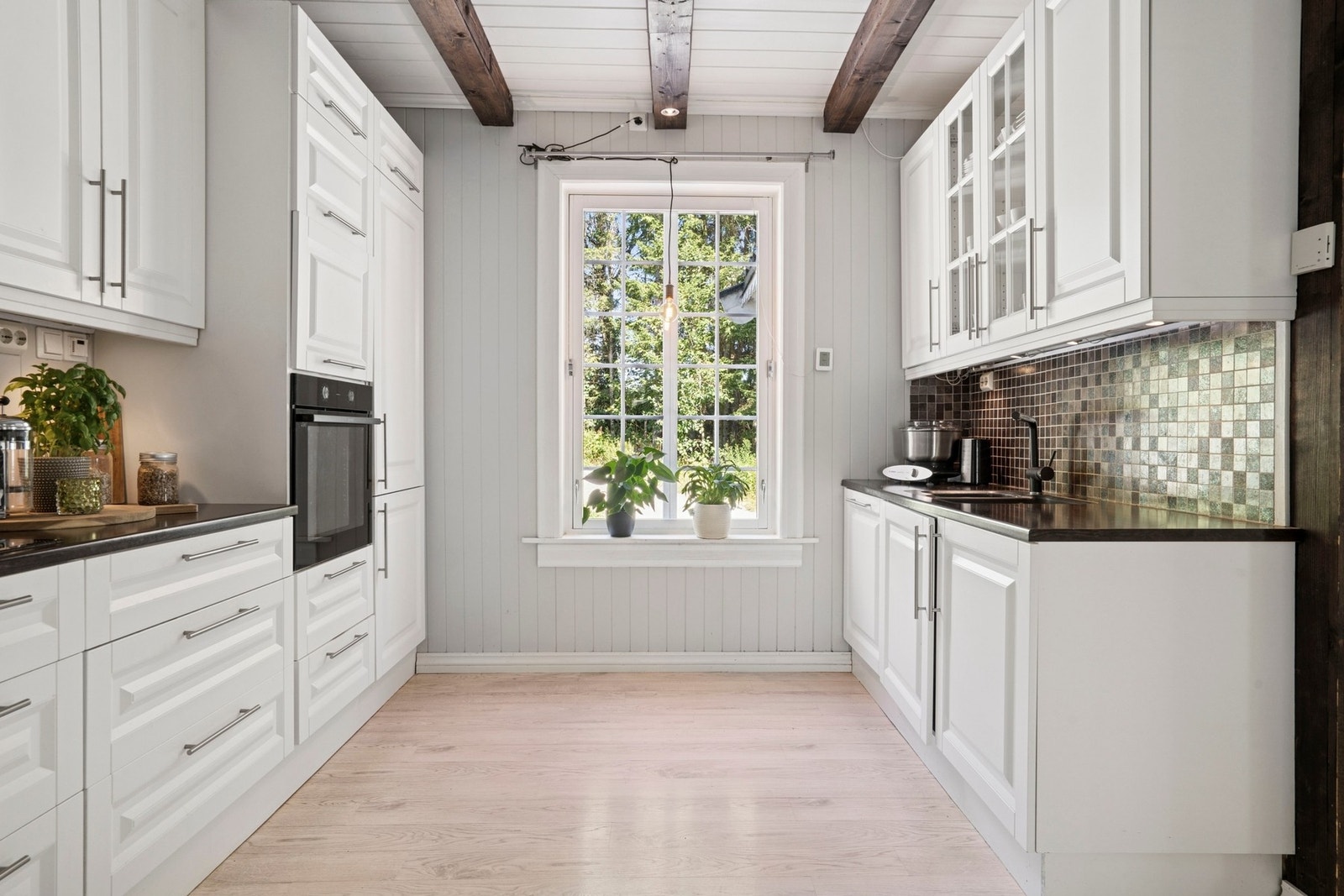 Boligen har gode vindusflater på kjøkkenet som slipper inn rikelig med naturlig lys. Galleribilde