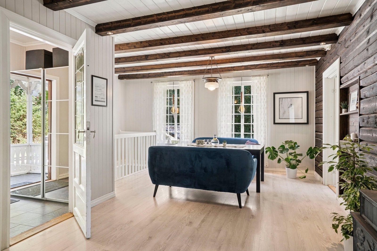 Spisestuen er direkte tilknyttet kjøkkenet. Galleribilde