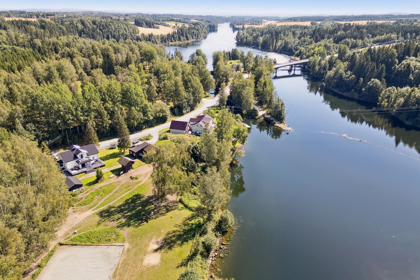 Den store hagen gir plass til både lek, dyr og dyrking. Galleribilde